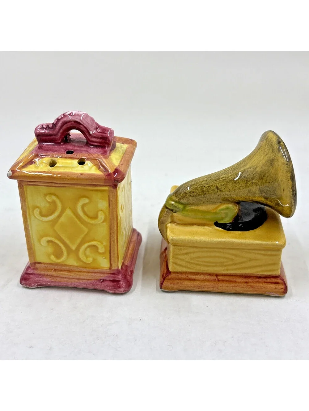 Vintage Carriage Clock & Victrola Gramophone Salt & Pepper Shakers